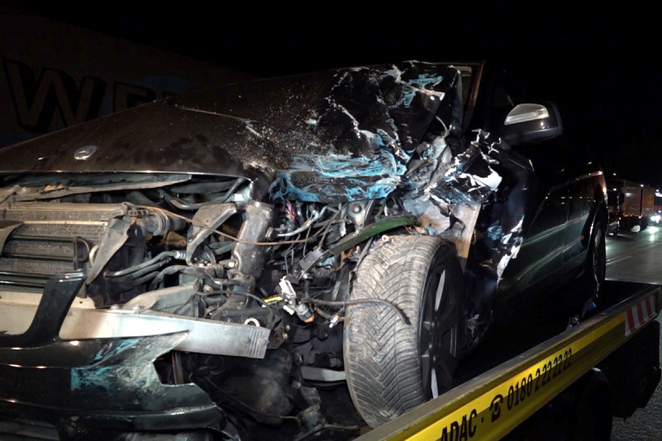 Auch der Mercedes war nicht mehr fahrbereit. Dessen Fahrer (18) wie auch seine Beifahrerin (17) erlitten ebenfalls Verletzungen.