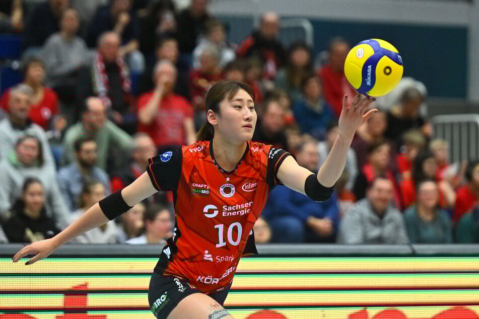 Miku Akimoto (19) hatte Startschwierigkeiten, bekam aber für ihre Aufschläge ein Sonderlob.