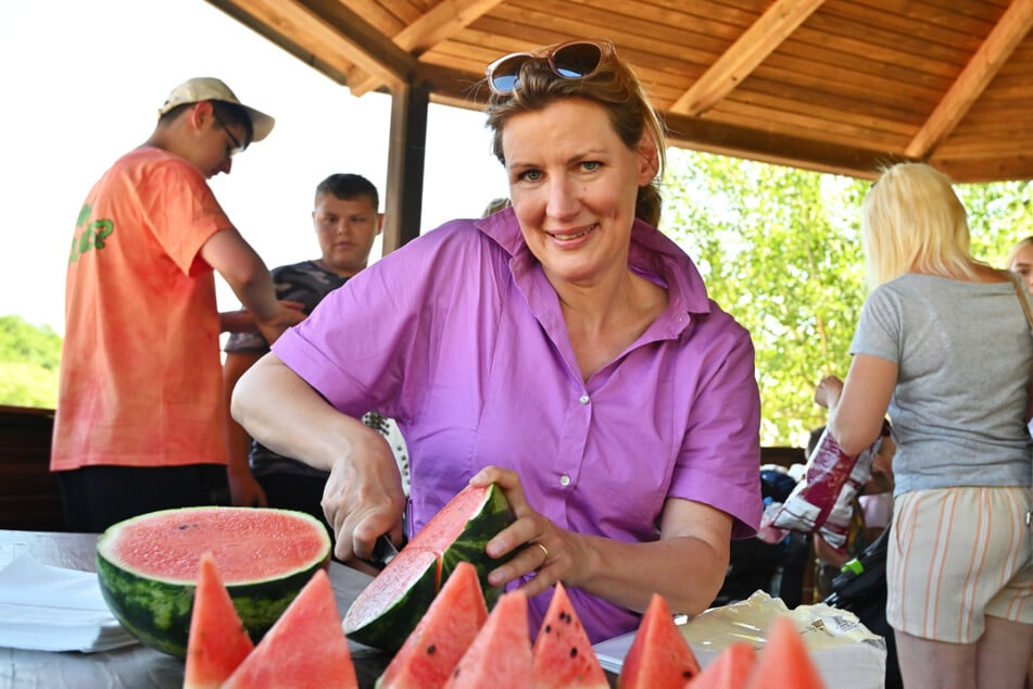 Fleißig Melonen schnippelte Alexa von Künsberg (44, CDU) für die ukrainischen Flüchtlinge.
