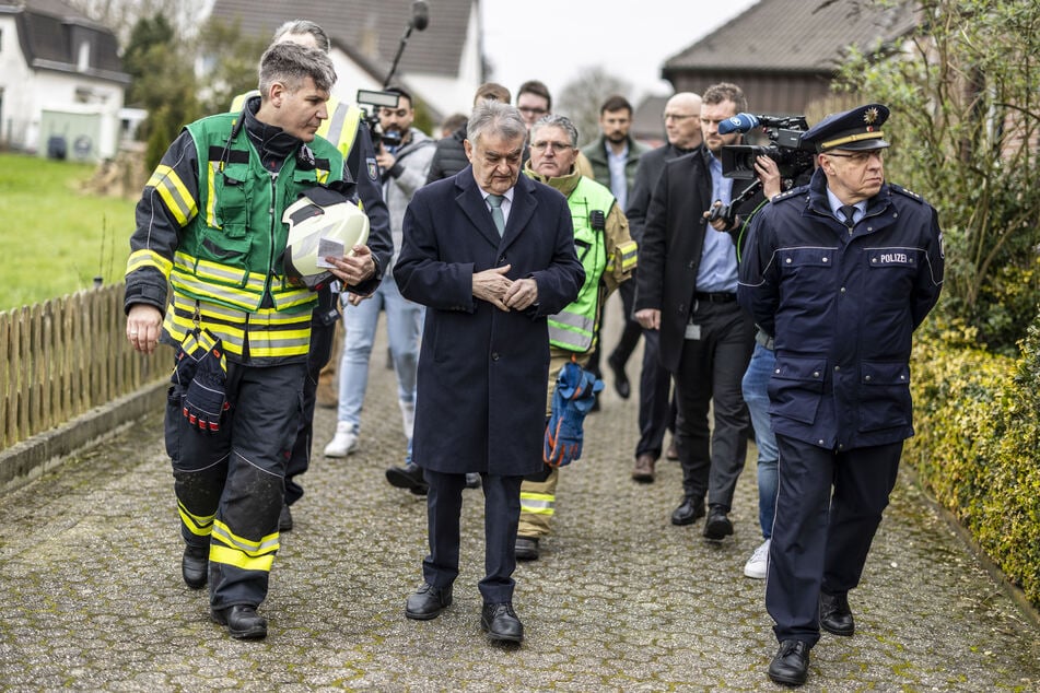 Nordrhein-Westfalens Innenminister Herbert Reul (71, CDU, m.) fuhr kurz nach dem Brand zum Unglücksort.