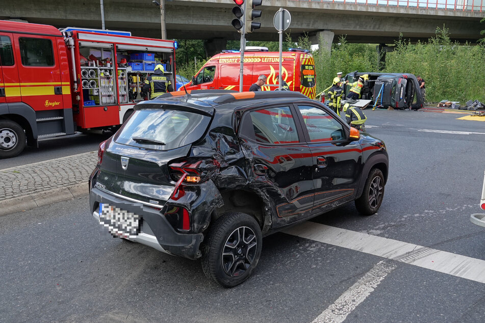 Der Dacia-Fahrer (49) kam unverletzt davon. Anscheinend streifte der Seat sein Auto lediglich.