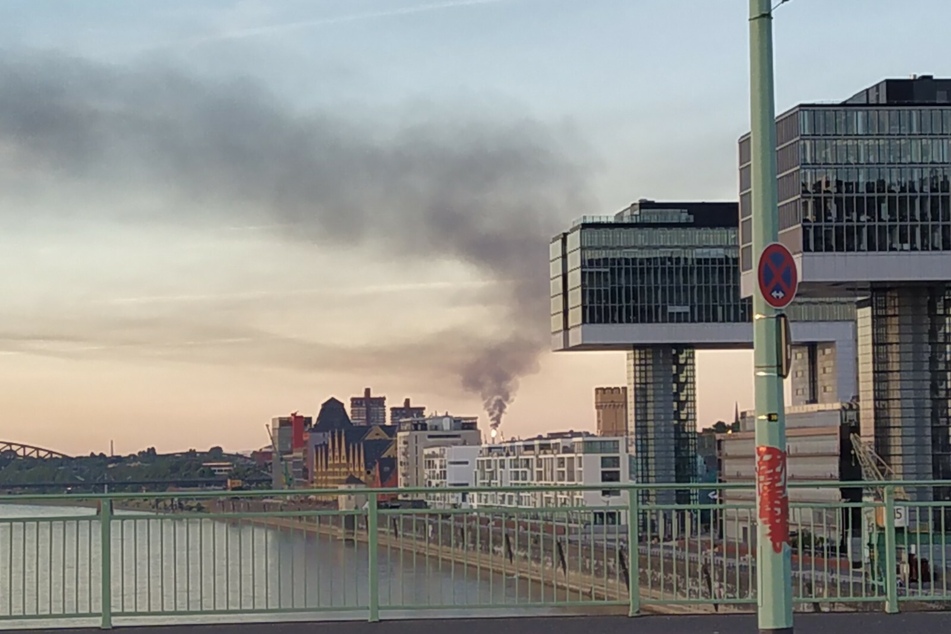 Kölner Bürgerinnen und Bürger sollen wegen des Verbrennungsrauchs die Fenster und Türen geschlossen halten.