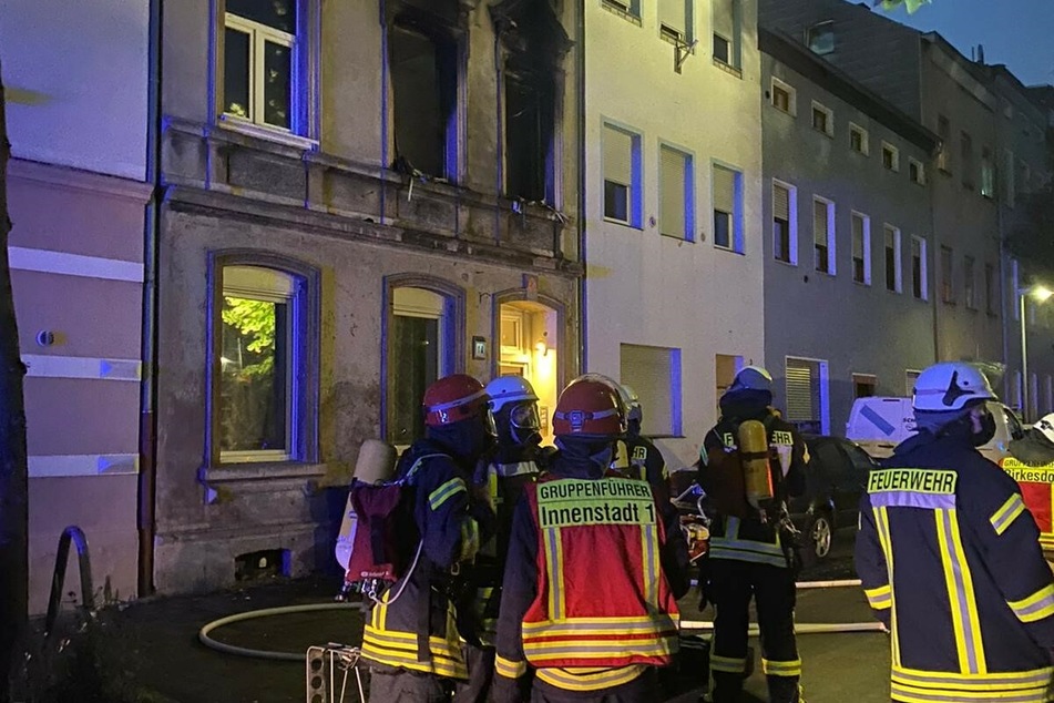 Insgesamt 40 Einsatzkräfte waren im Einsatz, um die Wohnung zu löschen und acht Bewohner zu retten.