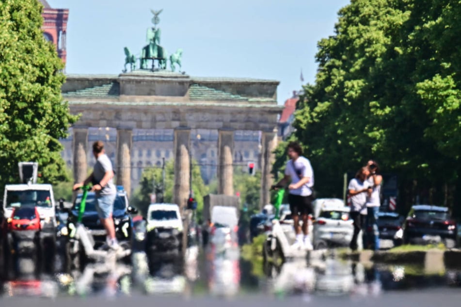 Am Donnerstag dürften die Berliner Straßen bei großer Hitze wieder flimmern. (Archivfoto)