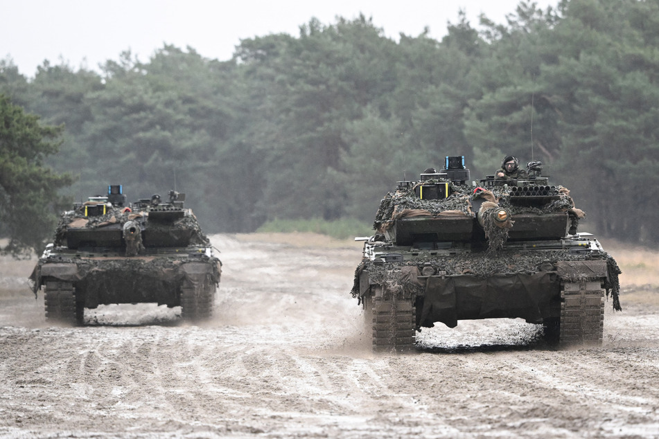 Bundeswehr-Leos bei einer Übung. Jetzt werden die ersten Ukrainer am deutschen Panzer ausgebildet.