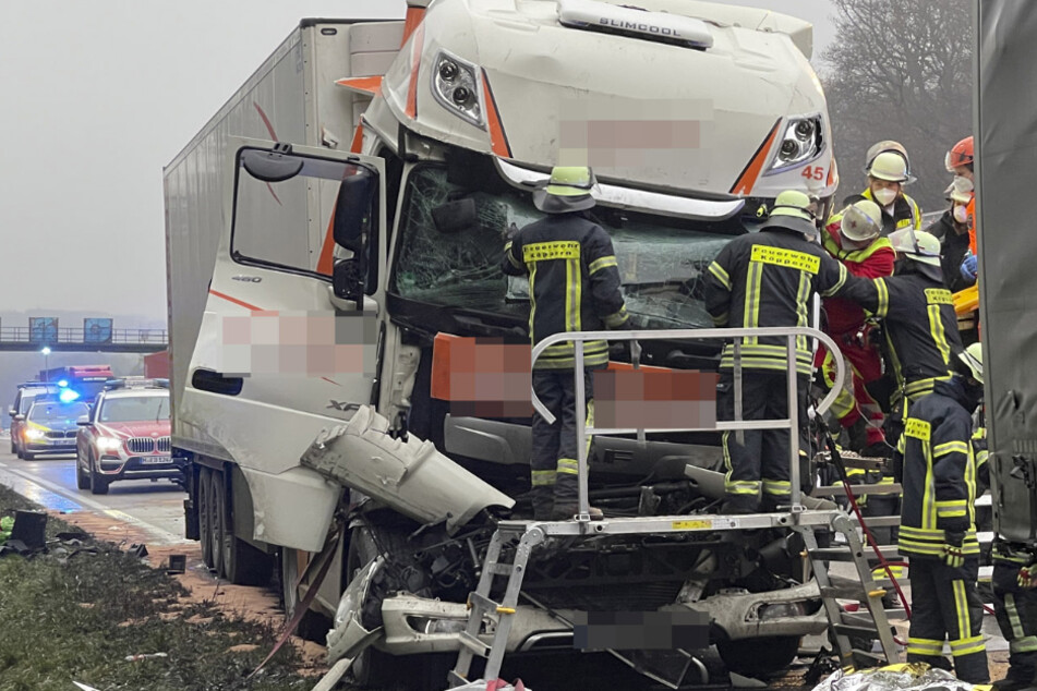 Verheerender Auffahrunfall: Laster-Fahrer in Führerhaus eingeklemmt