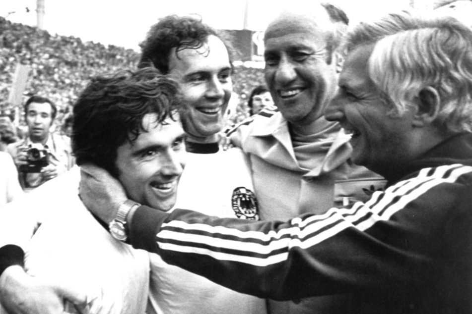 Bundestrainer Helmut Schön (2.v.r.), sein Assistent Jupp Derwall (r.), Siegtorschütze Gerd Müller (l.) und Kapitän Franz Beckenbauer (2.v.l.) bejubeln den Triumph 1974. (Archivbild)
