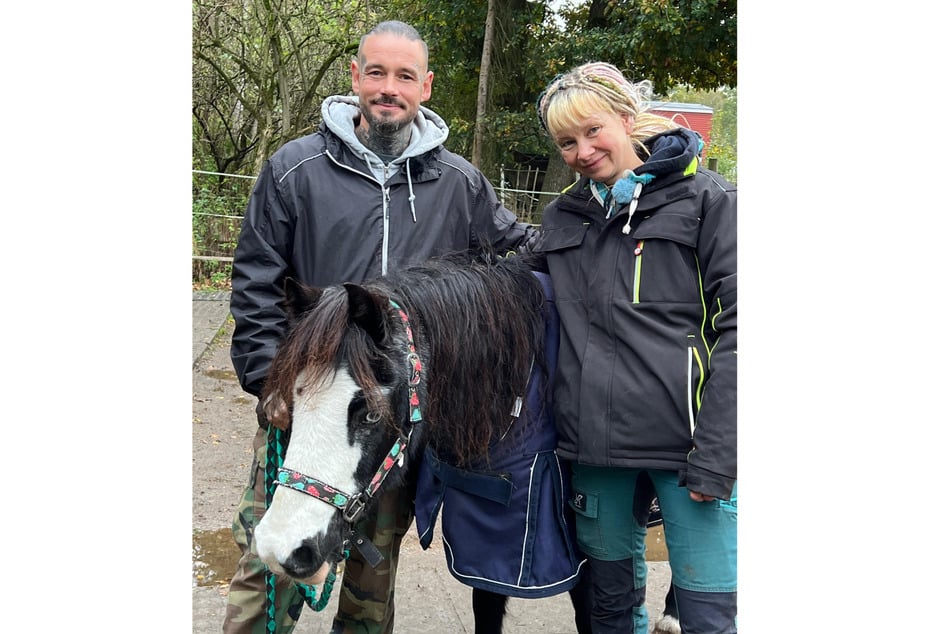 "Harte Hunde"-Mitglied Steve mit Besitzerin Line Firschung und dem chronisch kranken Mr. Percy.