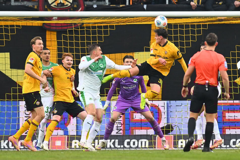 Fast noch hätte Thomas Keller (26, am Ball) ein zweites Mal per Kopf getroffen.
