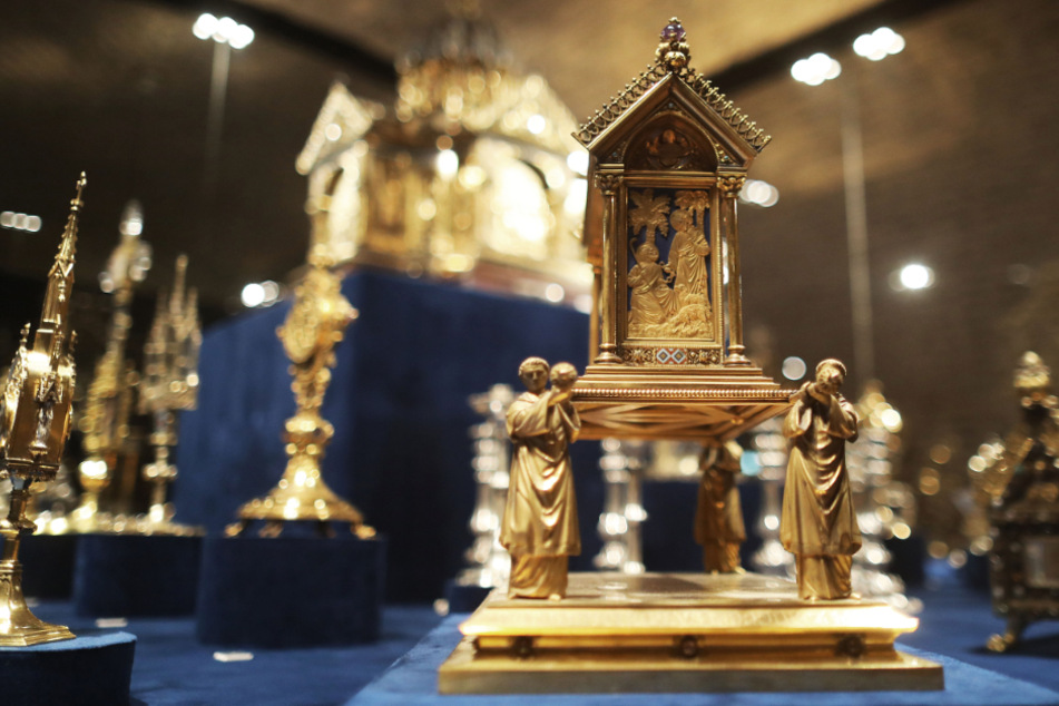 Ein Reliquiar in Gestalt einer Reliquienprozession aus dem Jahr 1893 steht in einer Vitrine. Er ist Teil der Ausstellung "Mittelalter 2.0 – Goldschmiedekunst des Historismus am Aachener Dom".