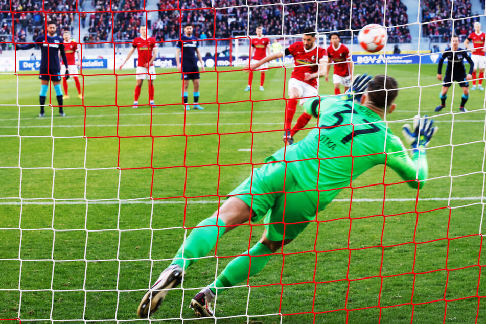 Marcel Lotka (20, r.) hat die richtige Ecke geahnt, aber gegen den Elfmeter von Vincenzo Grifo keine Chance. Der Keeper feierte in Freiburg sein Bundesliga-Debüt, verlässt aber Hertha am Saisonende.