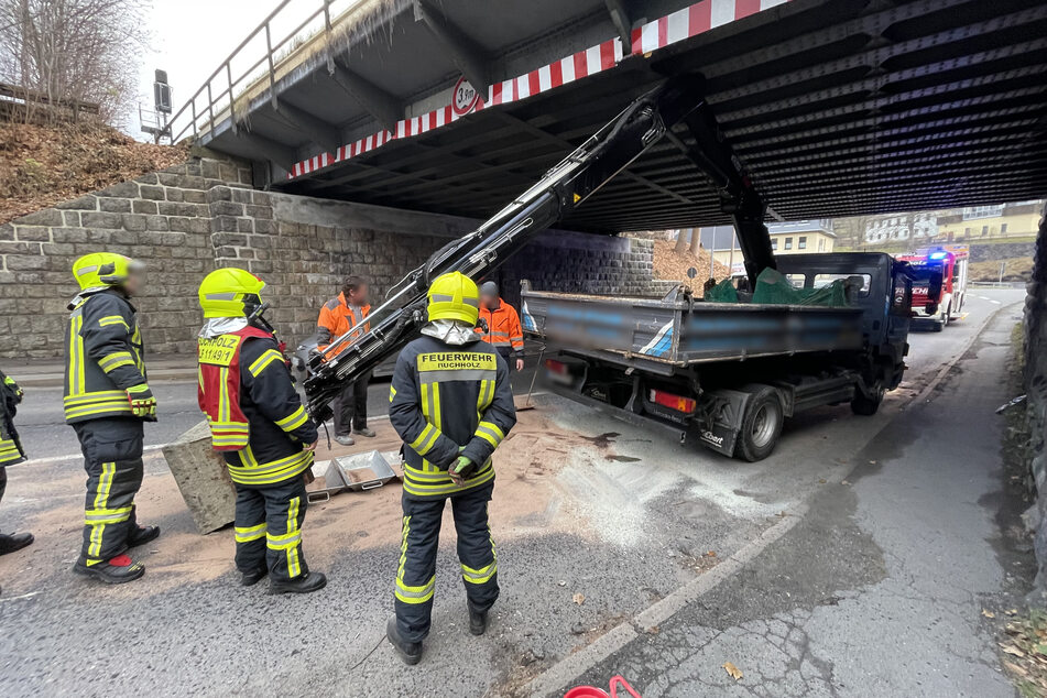 Ein Laster mit Ladekran verkeilte sich am Montag unter einer Brücke in Annaberg-Buchholz. Die Feuerwehr musste anrücken.