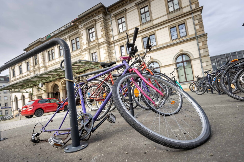 Immer wieder finden sich am Chemnitzer Hauptbahnhof sogenannte "Fahrradleichen". Die defekten Räder werden bald entfernt.