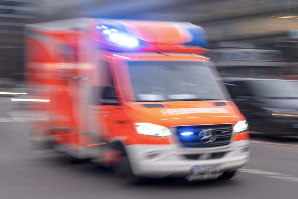 Rettungskräfte konnten dem Motorradfahrer nicht mehr helfen. (Symbolbild)