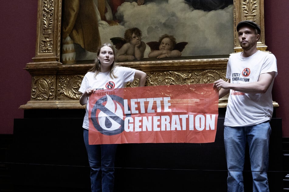 Zwei Aktivisten der "Letzten Generation" klebten sich im August vergangenen Jahres am Rahmen eines Gemäldes in Dresden fest.