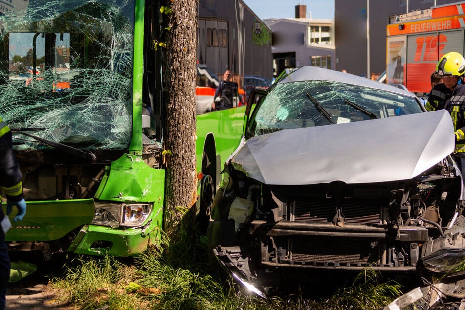 Wie genau es zu der Kollision zwischen dem VW Touran und dem Linienbus gekommen ist, soll jetzt ein Sachverständiger klären.