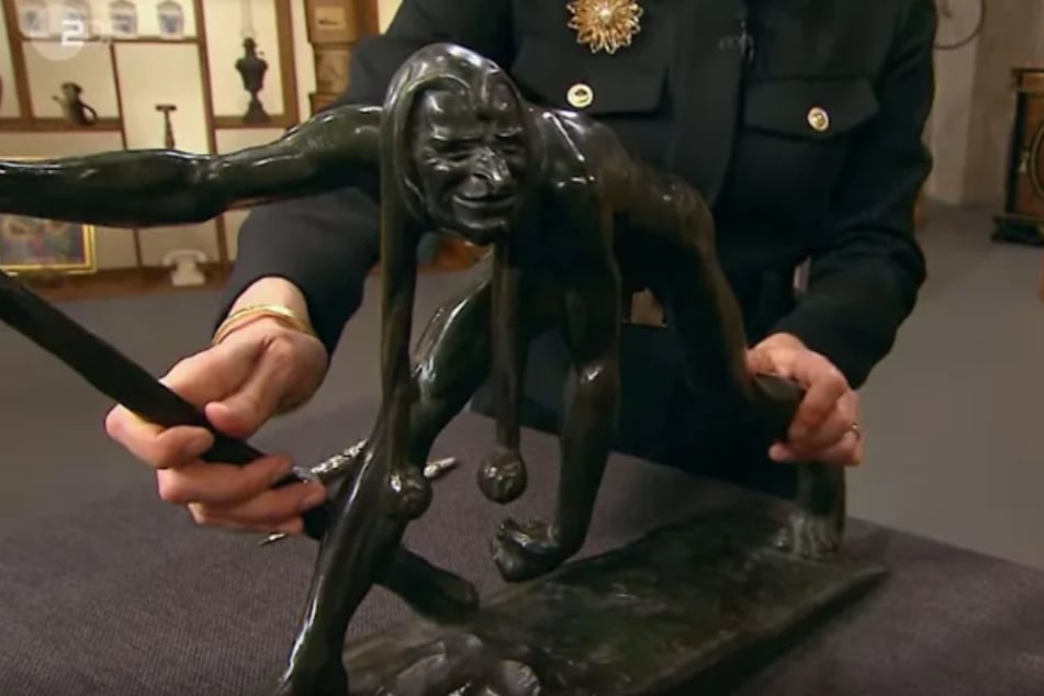 Der Künstler Paul Rosanowski fertigte seine Bronzefigur "Der Narr" im Jahr 1920 in Berlin an.