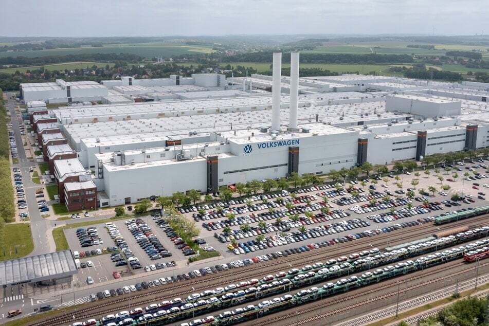 Im VW-Werk in Zwickau werden E-Autos hergestellt. Doch nun folgt ein Stellenabbau. Auch in den kommenden Monaten wird es wohl weiterhin schwer, E-Autos zu verkaufen. (Archivbild)
