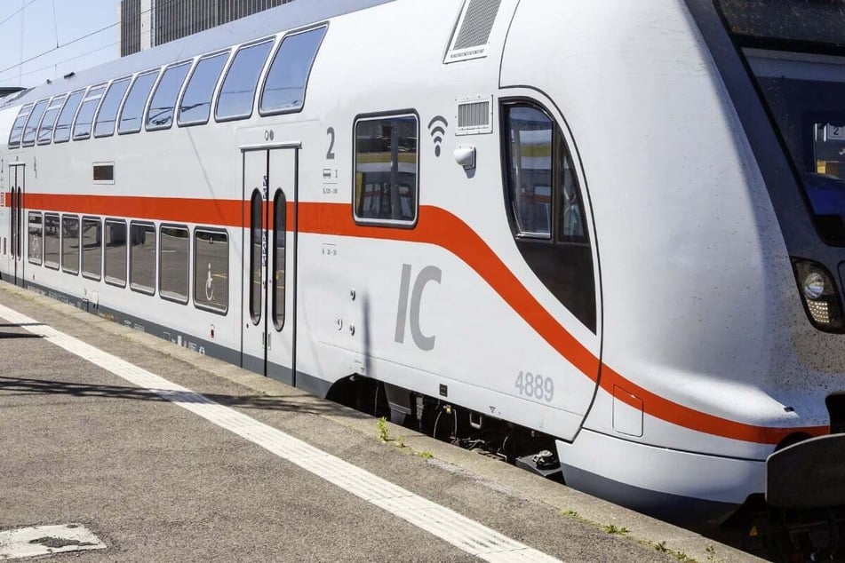 Aufgrund eines Gleisspringers kam es am Herborner Bahnhofstopp Burg-Nord am Donnerstag zu einem Großeinsatz. (Symbolbild)