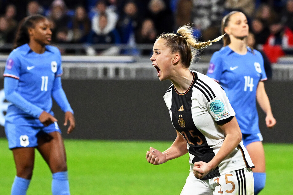 Bei der 1:2-Niederlage der deutschen Frauen im Februar gegen Frankreich erzielte Giulia Gwinn (24, vorn) den Anschlusstreffer vom Elfmeterpunkt.