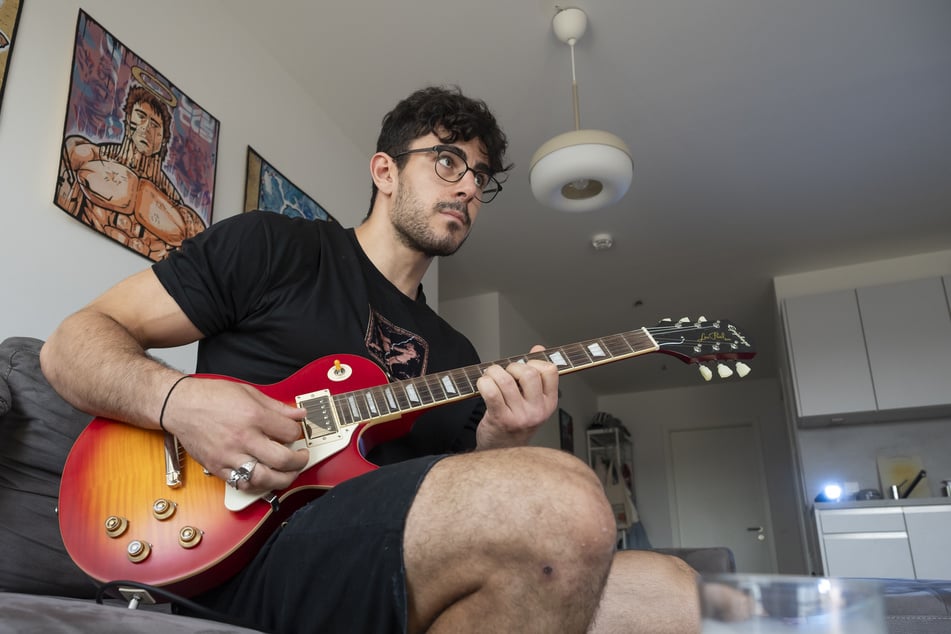 Die E-Gitarre ist nicht als Dekoration gedacht. HCE-Handballer Doruk Pehlivan kann auch gut mit ihr umgehen.