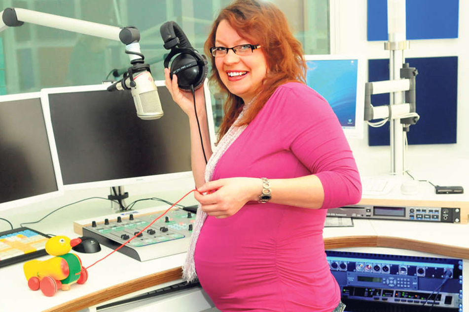 Conny Hartmann (38) als werdende 
Mutter vor sieben Jahren bei Radio Chemnitz.
