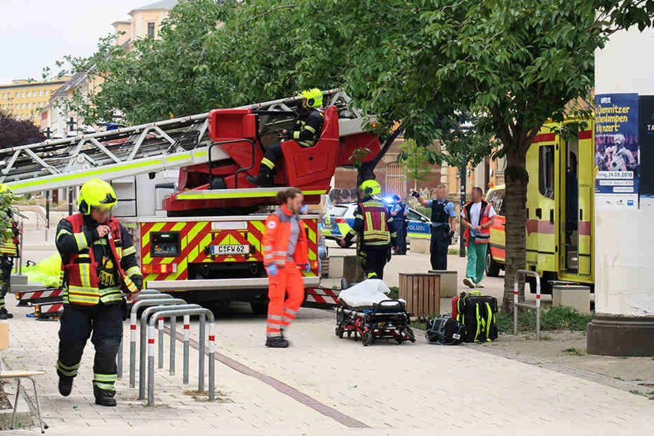 Feuerwehr, Polizei und Rettungskräfte waren am Dienstag auf dem Brühl im Großeinsatz.