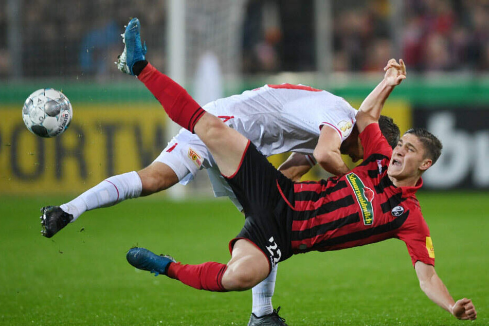 Michael Parensen im Zweikampf mit Freiburgs Roland Sallai.