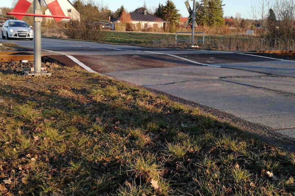 An diesem Bahnübergang in Waldbardau kam es am Mittwoch zu einem Unfall.