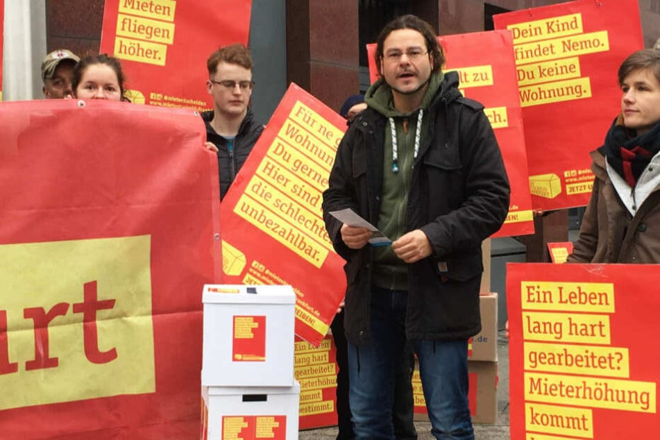 Rund 20 Aktivisten des Bündnisses "Mietentscheid" versammelten sich am 15. Januar 2019 vor dem Wahlamt in Frankfurt.