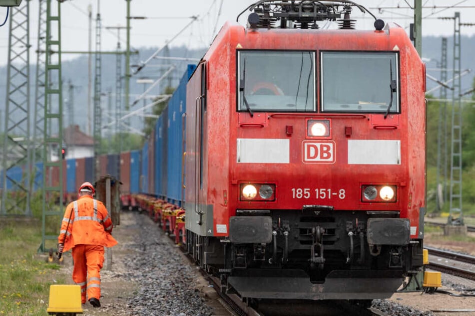 Der Mann starb nach dem Zusammenstoß mit dem Zug vor Ort. (Symbolbild)