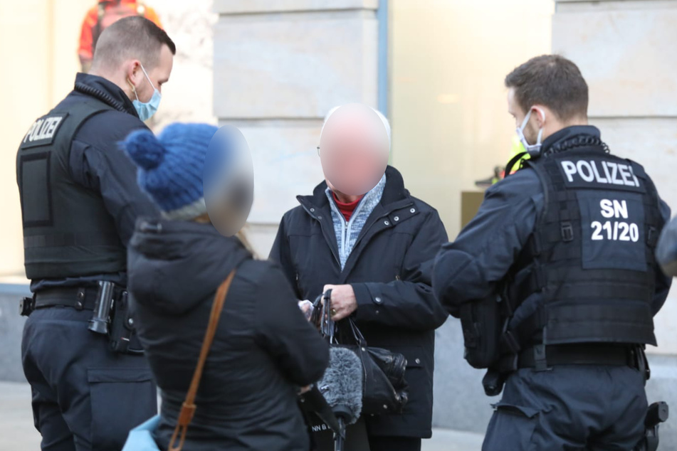Rund 10 Personen ohne Maske trafen die Beamten an.