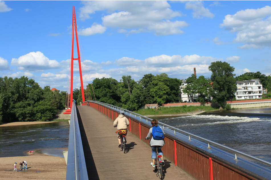 Die beliebte Brücke führt direkt in den Magdeburger Stadtpark.