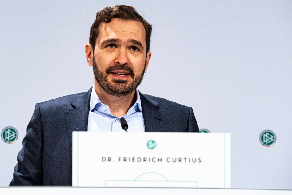DFB-Generalsekretär Friedrich Curtius hat Mitleid mit Dynamo, ändern lasse sich der Abstieg aber nicht mehr.