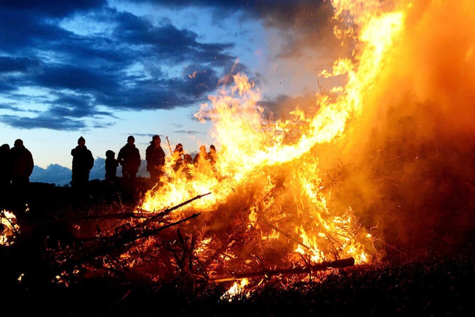 Eigentlich ist das Osterfeuer eine schöne Tradition, doch die kann eben bei entsprechendem Wetter zur großen Gefahr werden.
