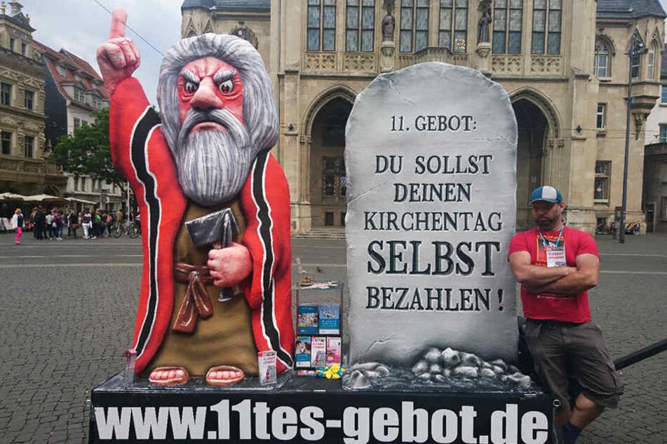 David Farago neben seiner rund drei Meter hohen Plastik "11. Gebot".