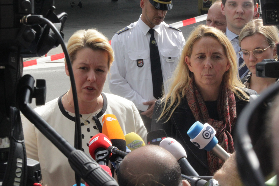 Großes Medieninteresse. Bürgermeisterin Franziska Giffey (43, SPD, l.) und Polizeiprösidentin Barbara Slowik (r.) stehen Rede und Antwort.