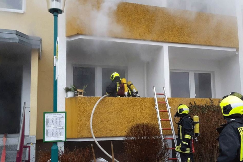 In Bad Elster brannte eine Wohnung aus. Die Feuerwehr rettete der Bewohnerin (59) das Leben.