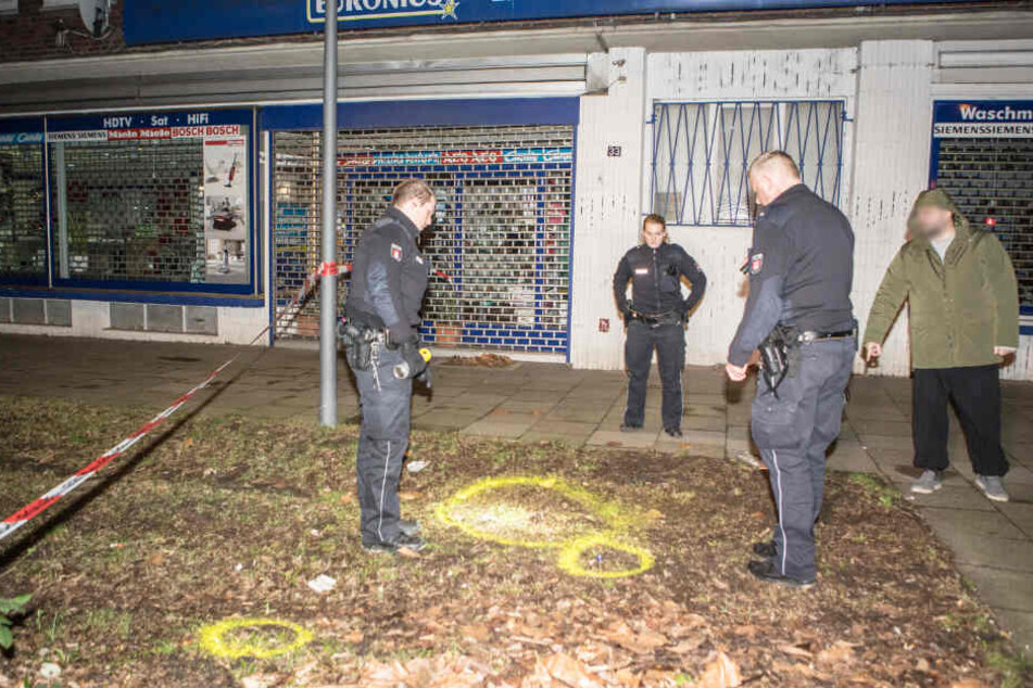 Polizisten sichern Spuren. Am Tatort finden sie Patronenhülsen.