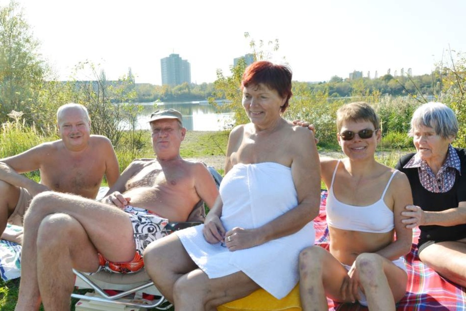 Hannelore (69, Mitte) und Susanne (30, rechts daneben) genießen mit Freunden die Sommertage im Herbst.