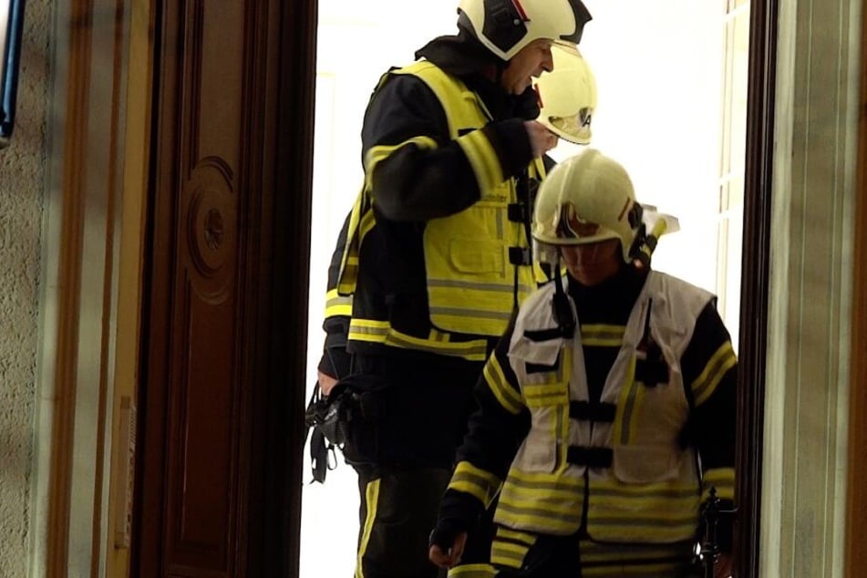 Die Feuerwehr konnte ihn noch retten und reanimieren. Er starb jedoch kurz darauf im Krankenhaus.