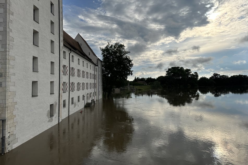 In Straubing führt die Donau Hochwasser und reicht bis an das Herzogsschloss heran.