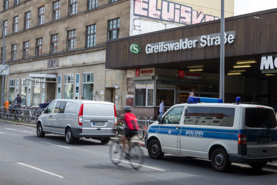 An der Station Greifswalder Straße wurde die Frau dann schließlich auch brutal angegriffen. (Symbolbild)