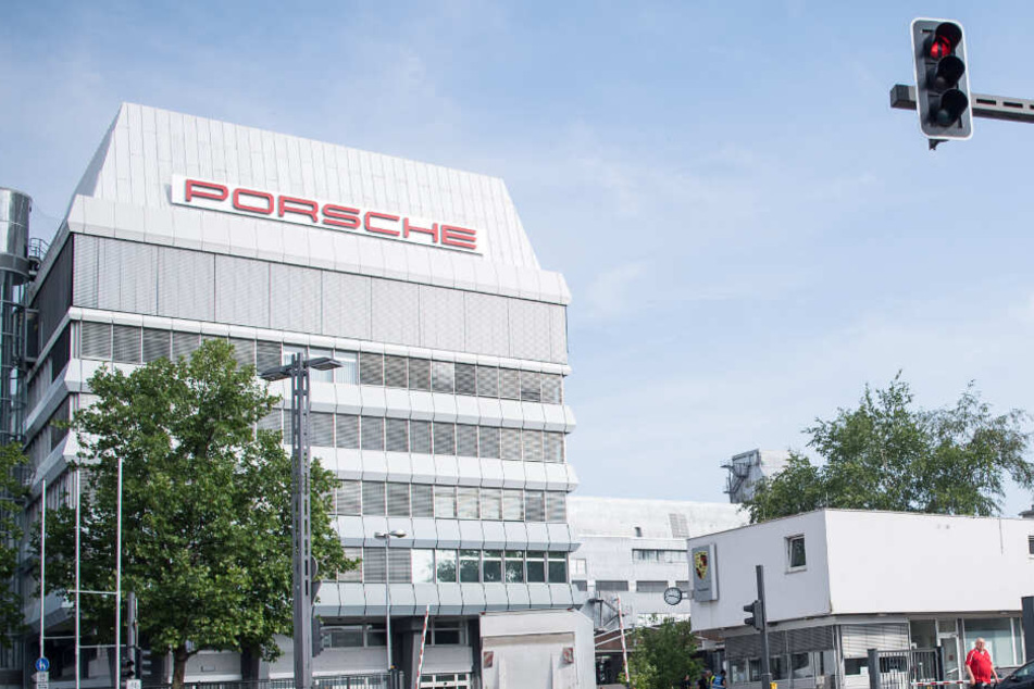 Außenansicht eines Porsche-Gebäudes in Zuffenhausen.