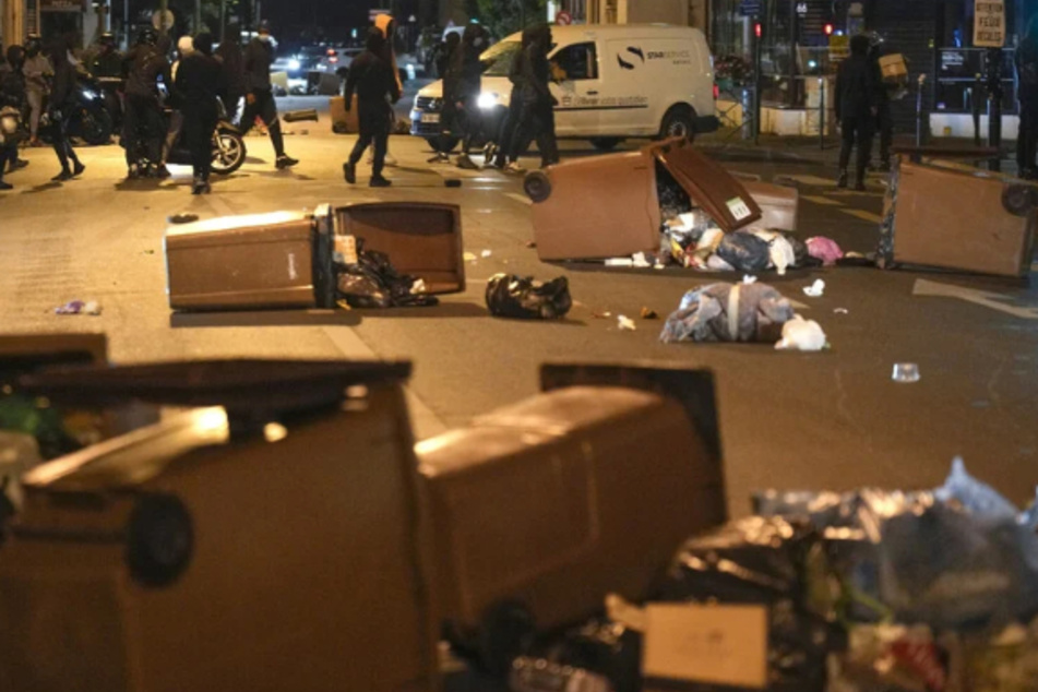 Trauer und Wut im Nachbarland: Nach wiederholten nächtlichen Krawallen in Frankreich wurden insgesamt 994 Personen festgenommen.