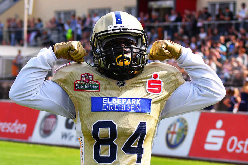 Monarchs-Spieler Cheikhou Sow bejubelt seinen Touchdown.