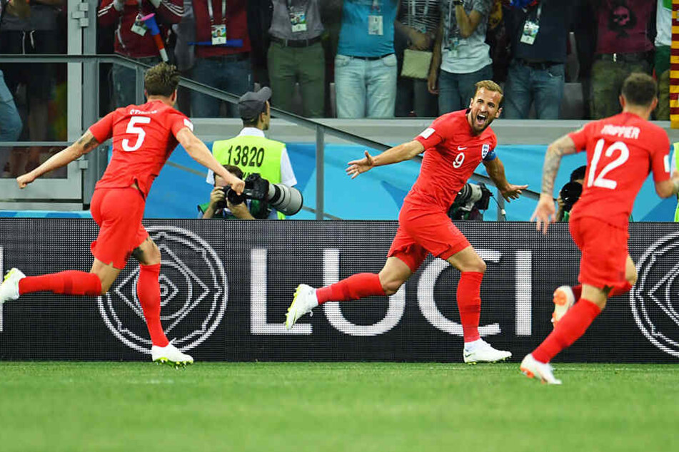 Die hochverdiente Führung für England: John Stones (l.) und Kieran Trippier (r.) bejubeln den Torschützen Harry Kane (m.).