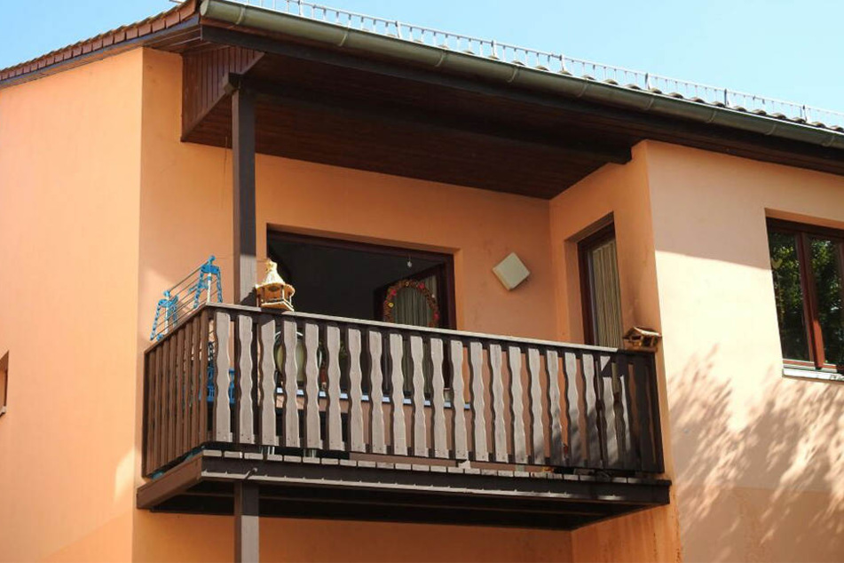 Ein Aschenbecher hatte die Holzbrüstung des Balkons in Brand gesetzt.