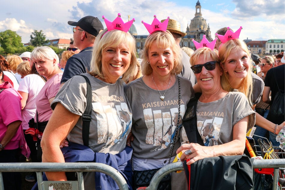 Vier Krönchen für den Kaiser (v.l.): Susanne (54), Angela (58), Martina (59) und Tanja (28) gönnten sich einen schlagerhaften Mädelsabend.