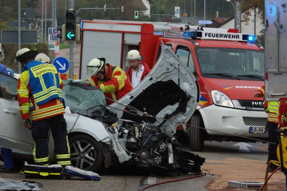 Die Feuerwehr geht am Unfallort ihrer Arbeit nach.